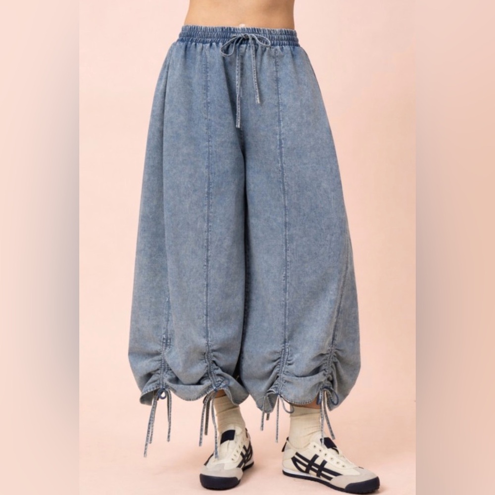 NWT’s Relaxed Drawstring Hem Wide-Leg Denim genie Pants - Blue. Med.